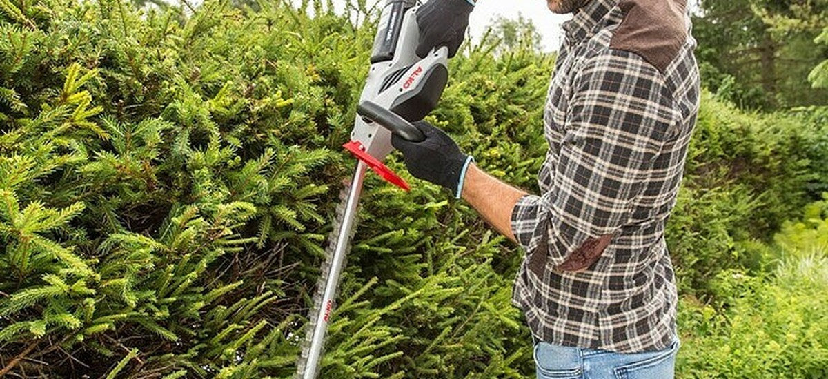 AL-KO HT 4055 Akku-Heckenschere beim Heckenschnitt im Garten