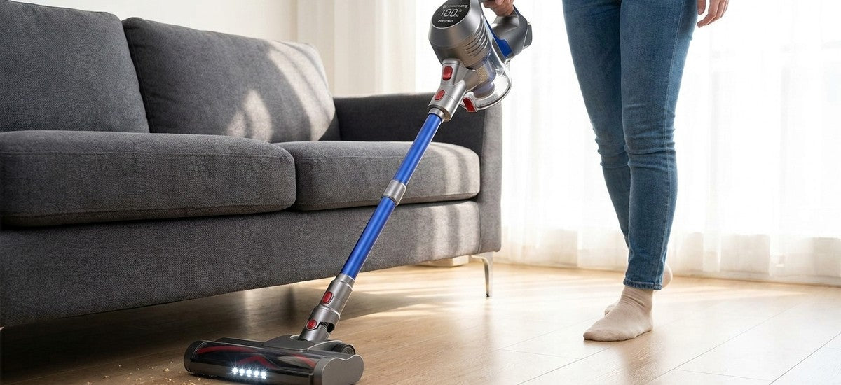 Person saugt mit dem Moosoo AC1 Akku-Staubsauger den Holzboden im Wohnzimmer