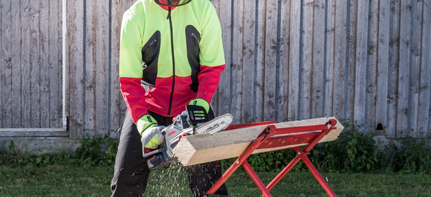 AL-KO Akku-Kettensäge CS 1825 beim Sägen von Holz im Garten – NIVAROQ