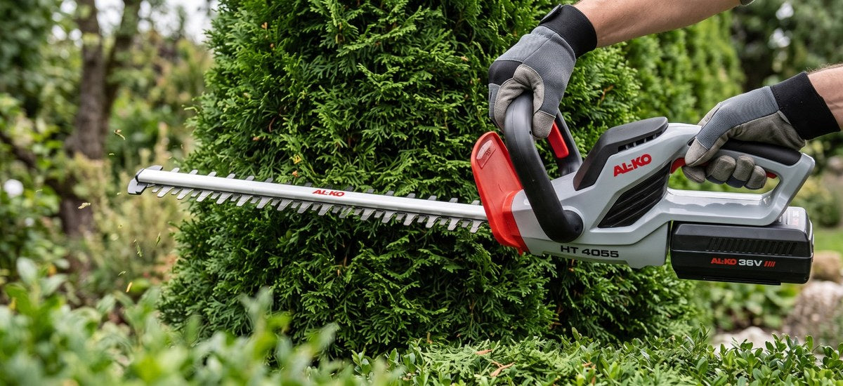 AL-KO HT 4055 Akku-Heckenschere schneidet eine Thuja-Hecke