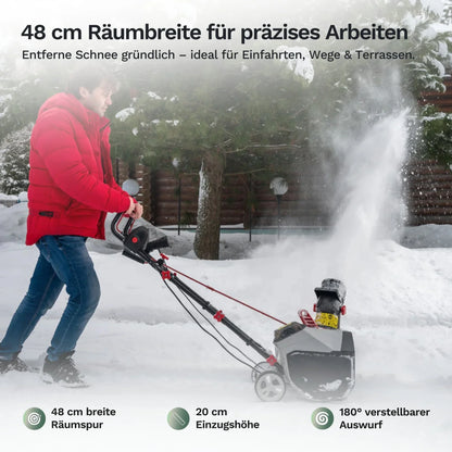 Akku-Schneefräse im Einsatz: Räumschnecke schiebt Schnee, Auswurfhaube am Gerät