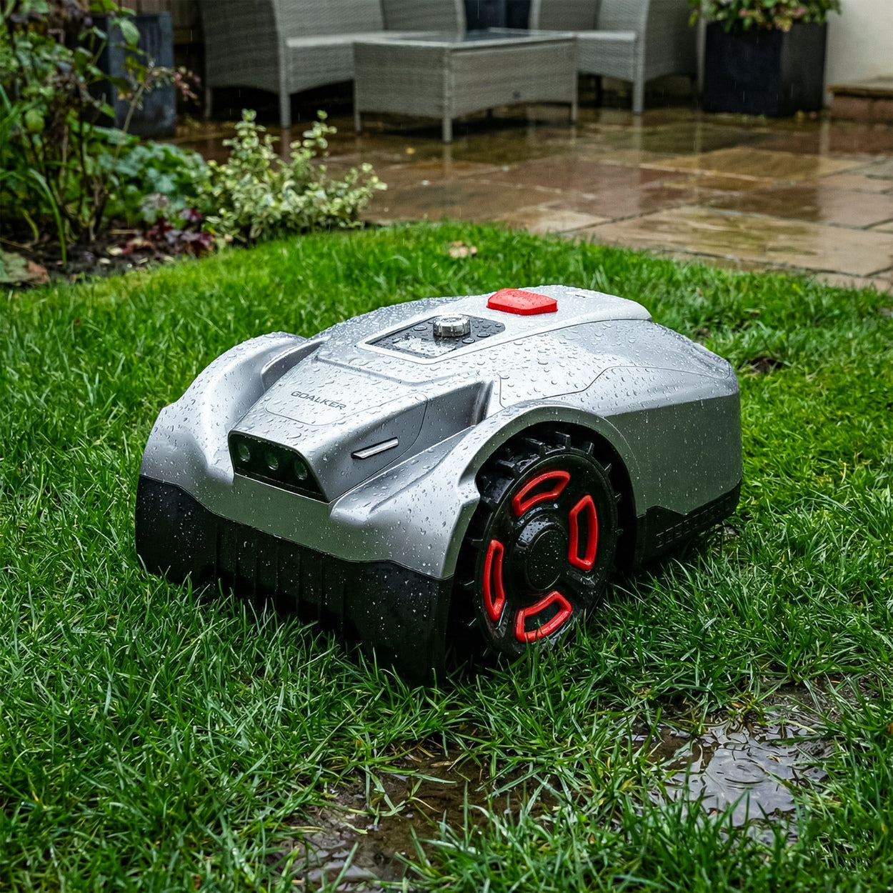 Mähroboter auf nassem Rasen im Regen, mit Wassertropfen bedeckt, zeigt wetterfestes Design im Garten