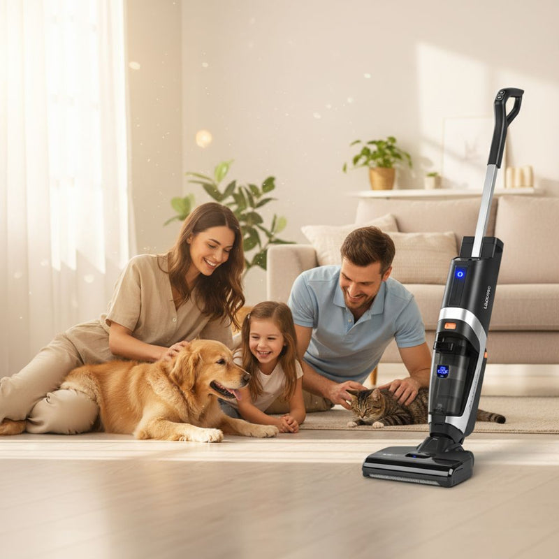 Familie mit Kind, Hund und Katze im Wohnzimmer, während ein kabelloser Staubsauger für saubere Böden sorgt.