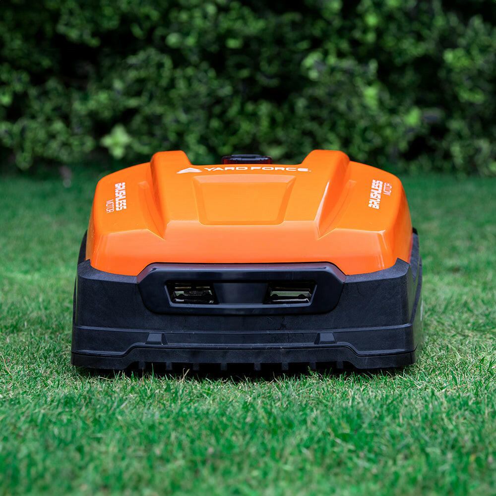 Rasenroboter Classic 600B, frontseitig auf Rasen, mit Anschlussöffnungen