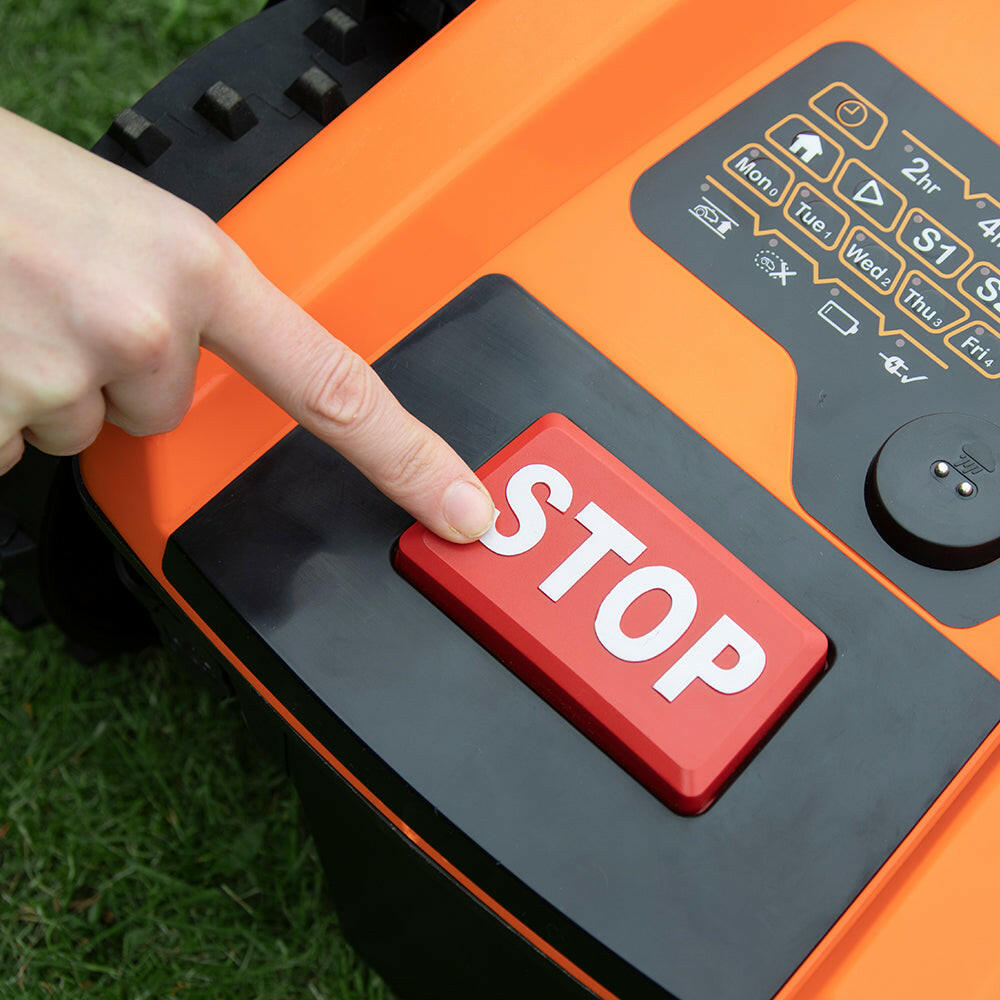 Rasenroboter Classic 600B, rote STOP-Taste auf dem orange-schwarzen Bedienfeld